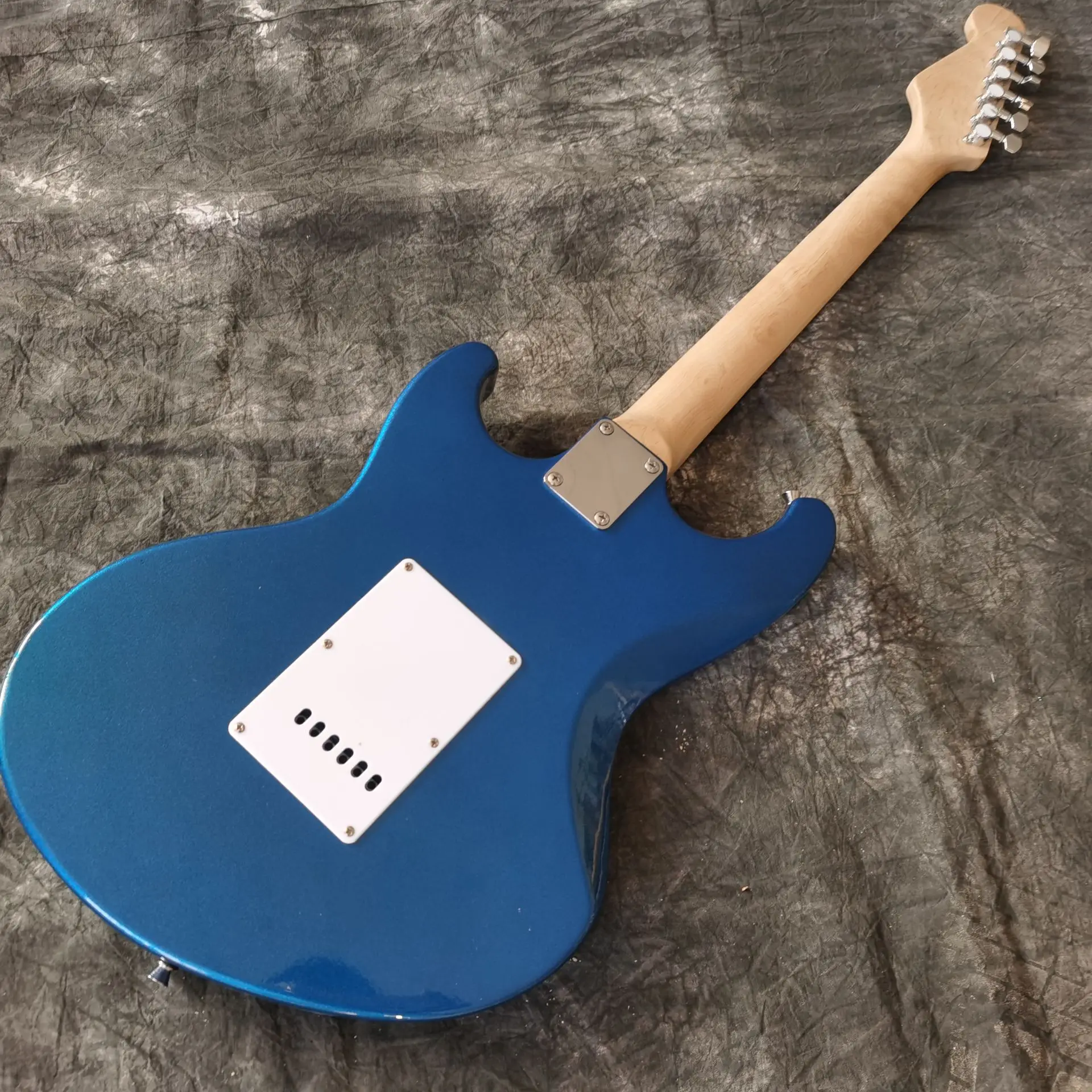 

Custom shop ,handmade 6 stings blue color Electric Guitar.rosewood fingerboard.white pickguard,real photos
