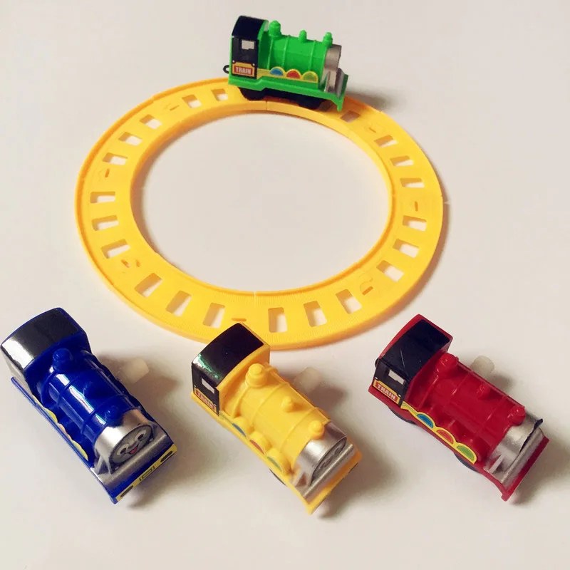 На цепочке мини рельсовый автомобиль Собранный трек игрушка торт украшение