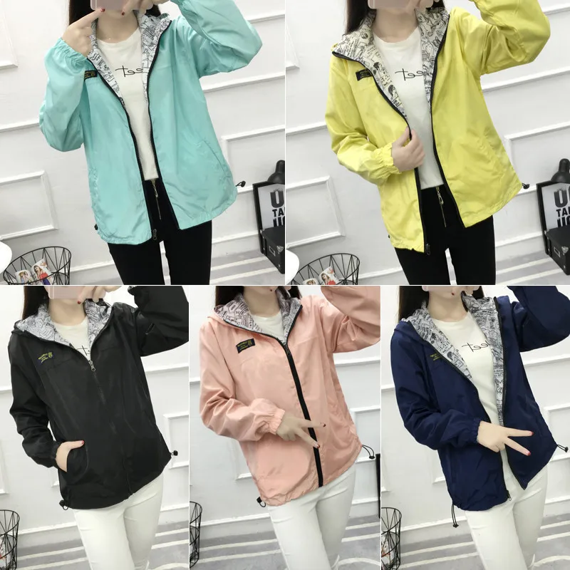 Женская укороченная ветровка в полоску с капюшоном и длинными рукавами на молнии