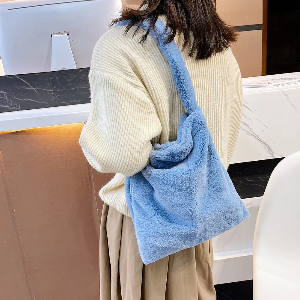 

Изысканная модная плюшевая сумка для покупок на плечо, Женская однотонная плюшевая сумка на плечо, Осень-зима, повседневные вместительные с...