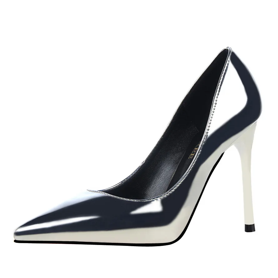 Женские тонкие туфли из лакированной кожи с острым закрытым носком на высоком