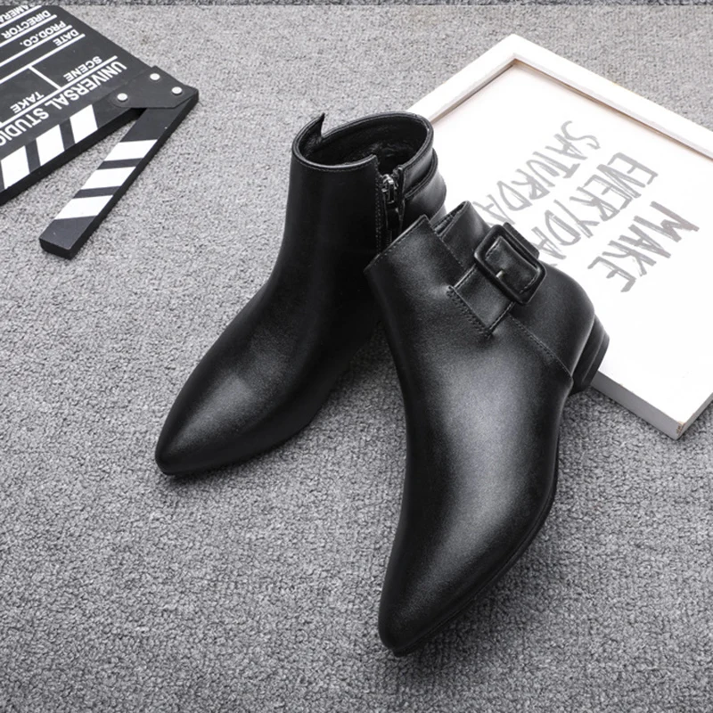 Модные кожаные короткие ботинки с пряжкой и ремешком женские острым носком для