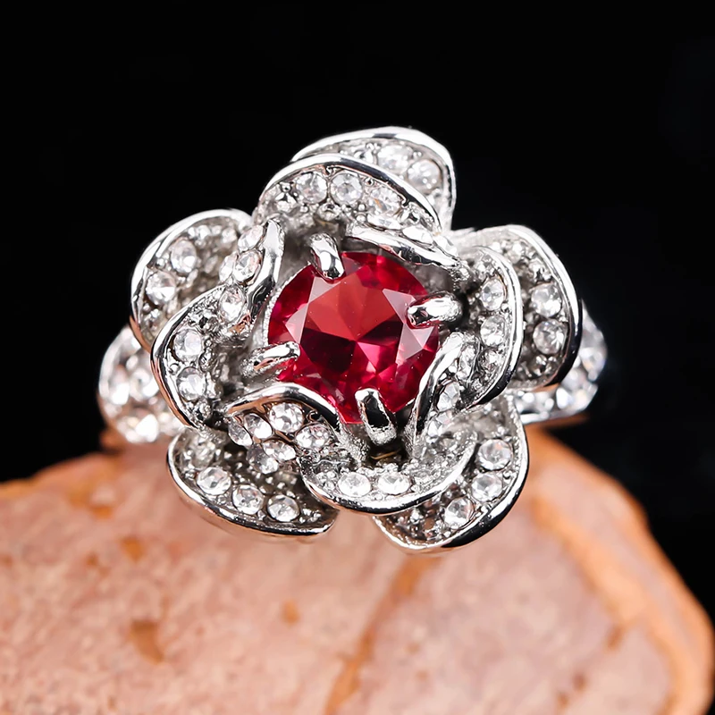 Роскошное посеребренное кольцо в виде Розы S925 с микрозакрепкой Стразы красные
