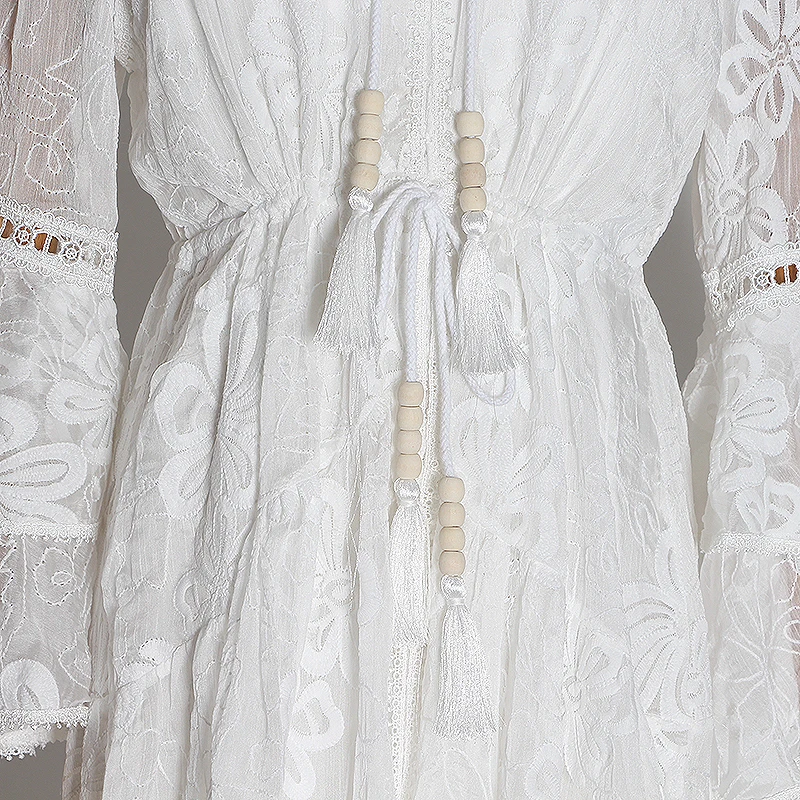 Платье с вышивкой TWOTWINSTYLE v-образным вырезом и расклешенными рукавами высокой