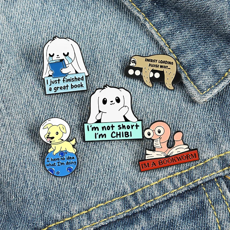 Женская эмалированная брошь в виде собаки |