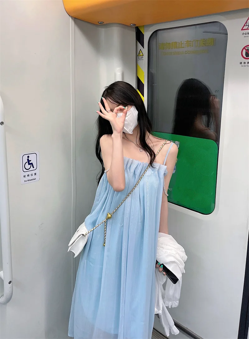 Сказочное платье с вертикальными полосками блестящее женское на бретелях |