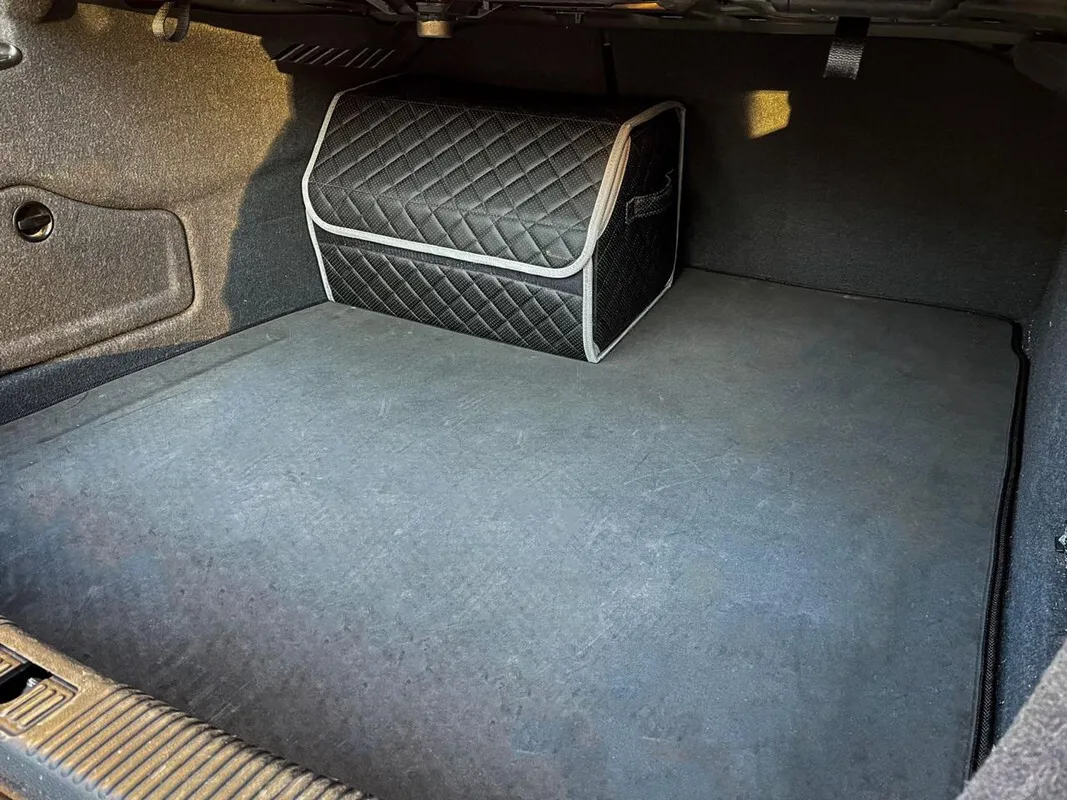 Цена Сумка-органайзер в багажник автомобиля из экокожи черная с красной нитью ViceCar с логотипом TOYOTA (бежевый кант)