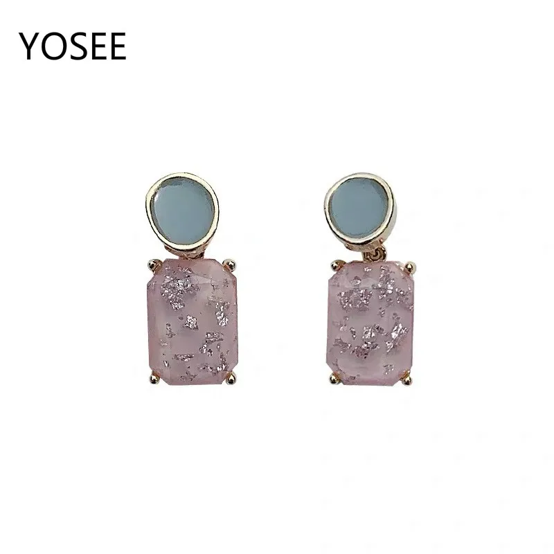 

Маленькие акриловые серьги свежего сахарного цвета