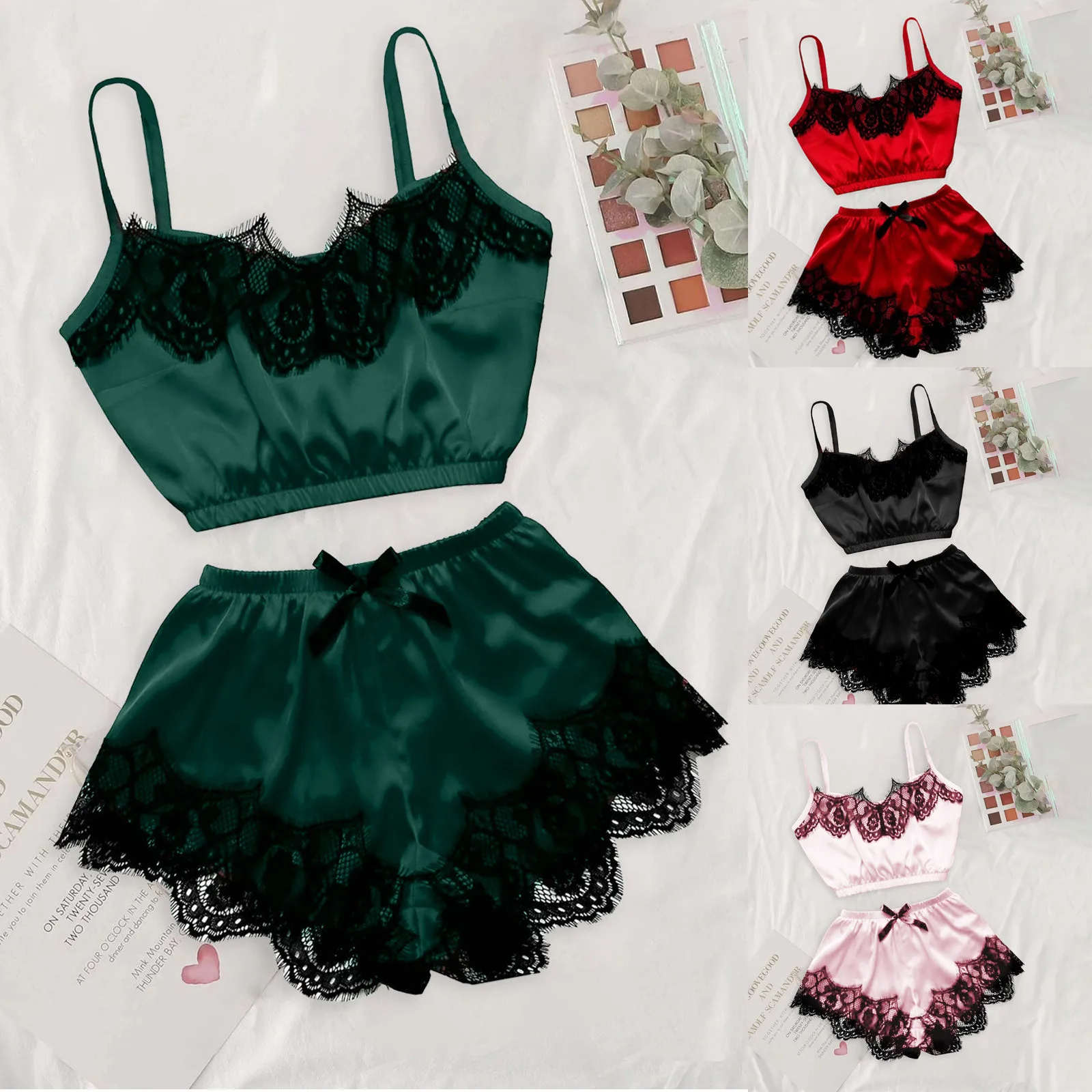 

Женская пижама на бретельках с глубоким V-образным вырезом и кружевом