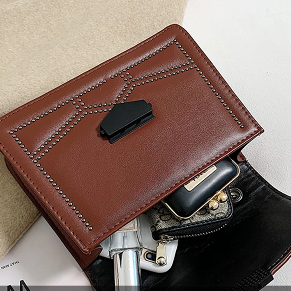 Маленькие женские сумки мессенджеры на цепочке с заклепками для женщин