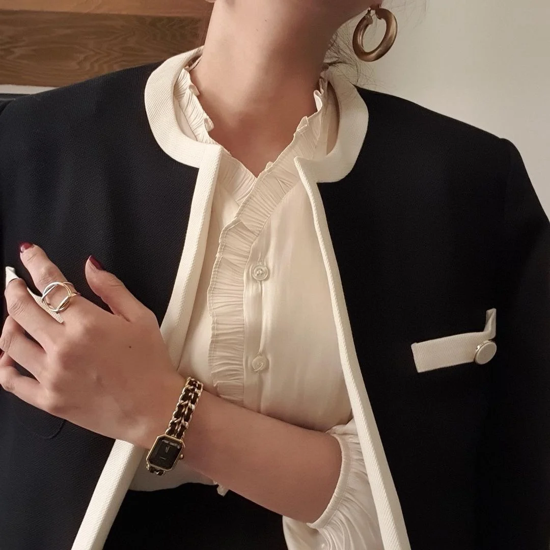 

Korean Chic Blouse French Elegant V-neck Wood Ear Stitching Glossy Single-row Button Loose Bubble Sleeve Shirt Top