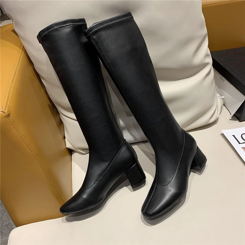 Женские высокие сапоги до бедра бежевые черные на блочном каблуке 5 см эластичные