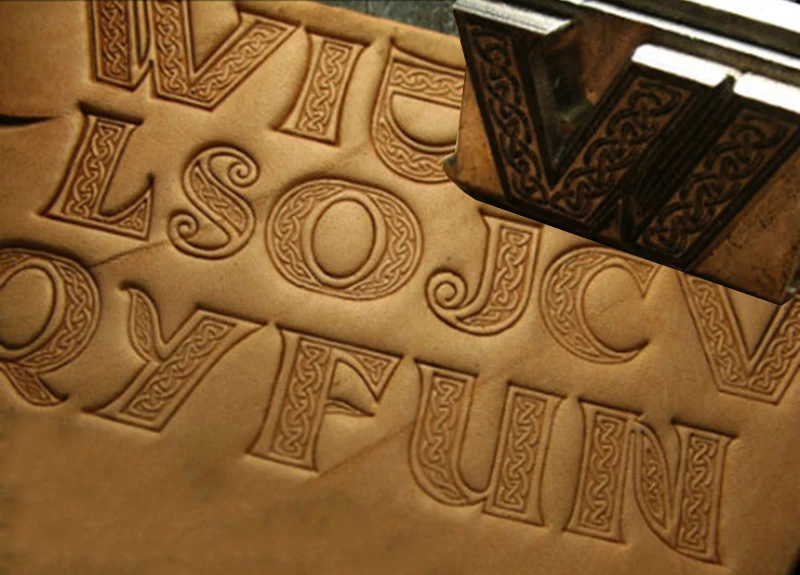 Шрифт в стиле Кельта 26 капитальных букв ручная работа штампы для резьбы