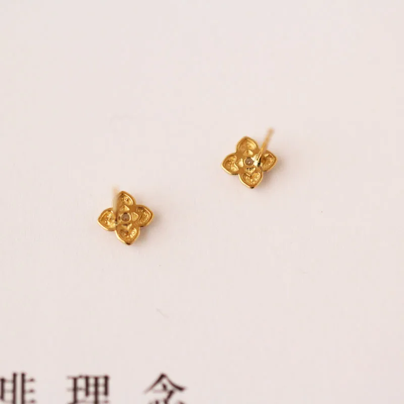 Серьги гвоздики с 4 листьями золотистого цвета 9 к кристаллами для свадебных