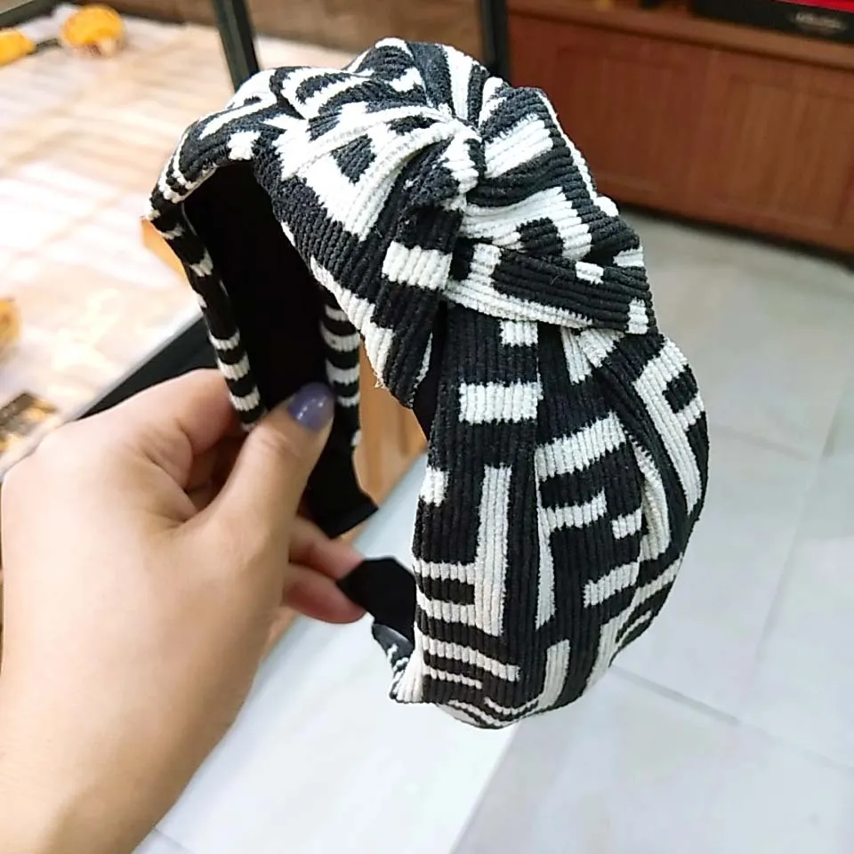 white letter Корейский широкополый завязанный обруч для волос высокого качества ретро Вельветовая модная повязка на голову с буквенным принтом Женская повязка на голову головной убор - Цвет: white letter
