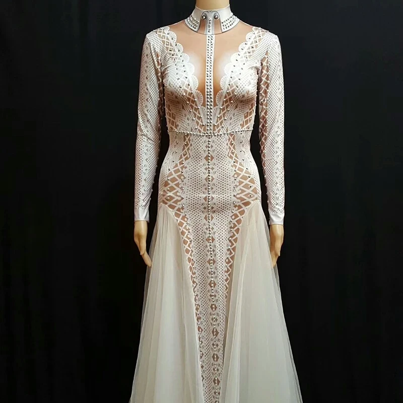 Женское длинное блестящее платье белое вечернее со шлейфом в стиле звезд для