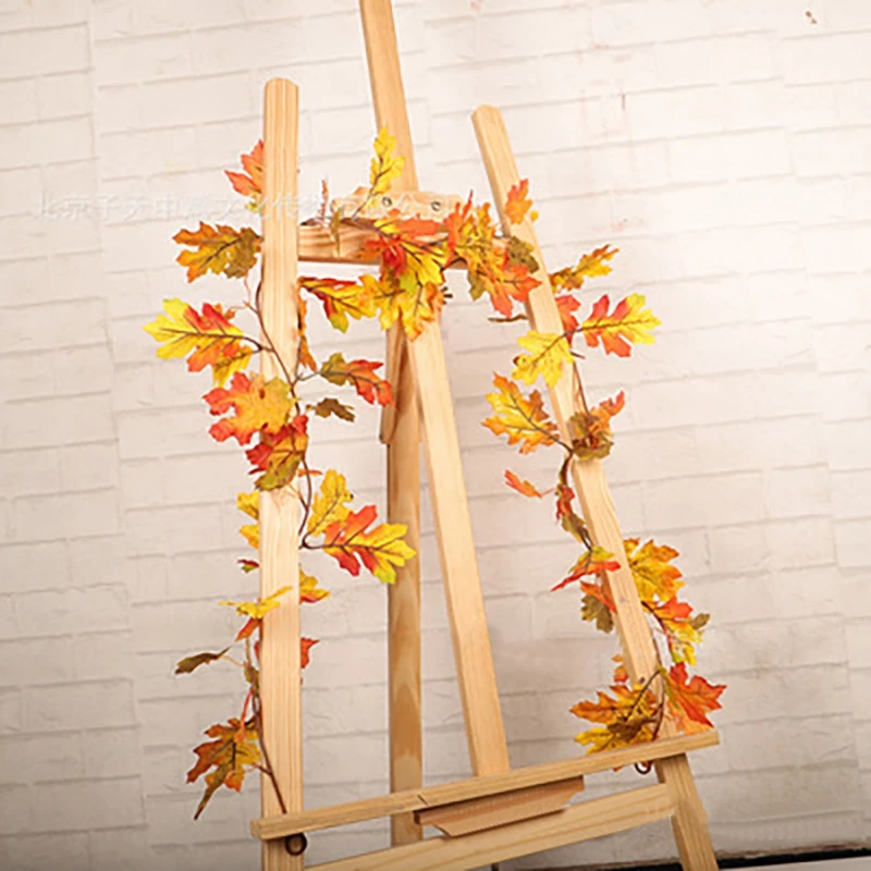 Ротанговые декоративные растения освещенные осенние тыквы кленовые листья