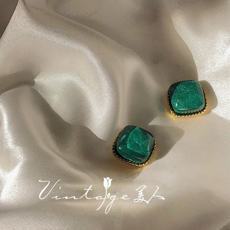 

Retro Square Crack Gold Lace Emerald Earrings