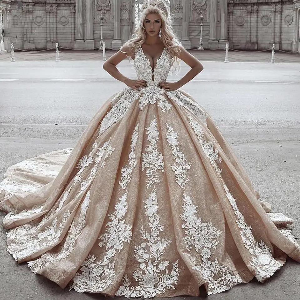 С длинным шлейфом Джемпер с треугольным воротом без рукавов для девочек