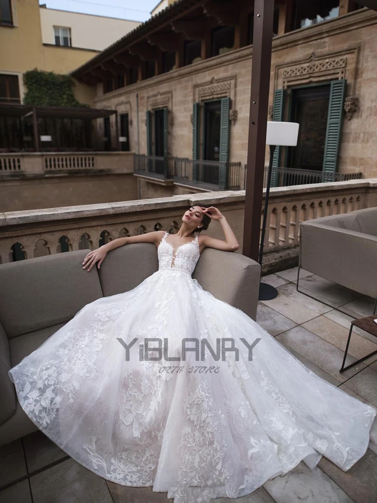 

YILIBER Lace wedding dress sleeveless sling atmosphere bridal dresses embroidery applique v-neck buttons big skirt