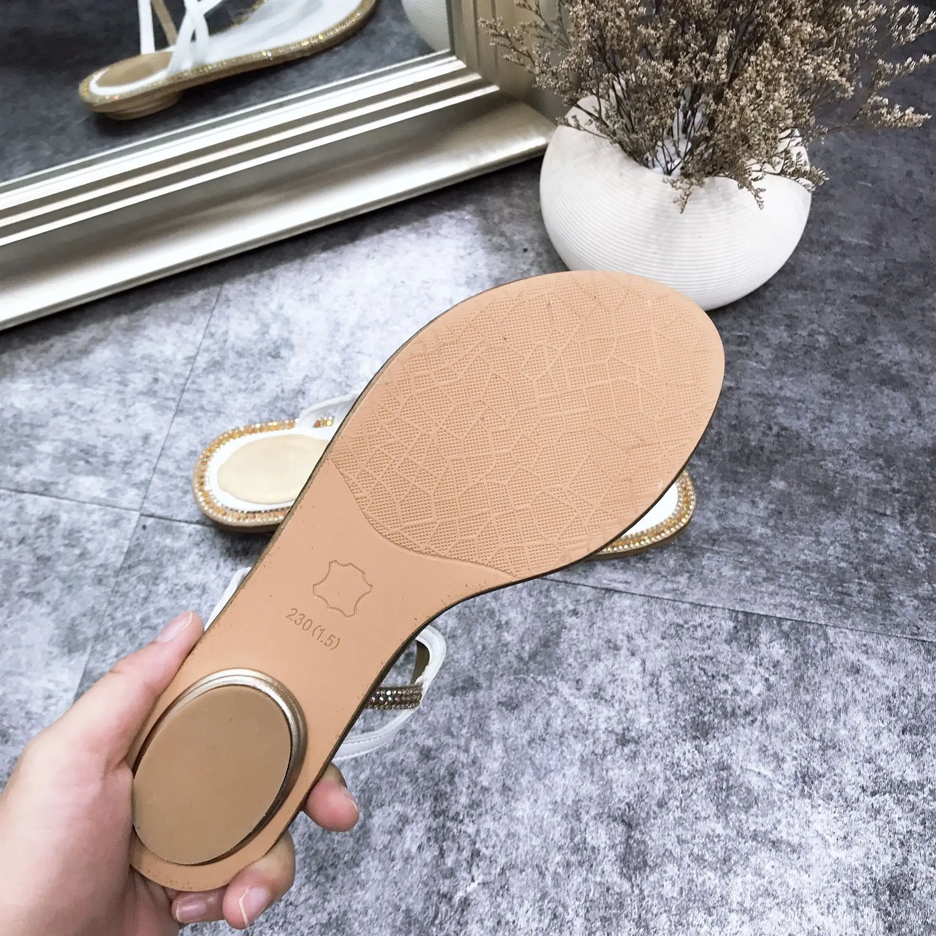 Женские шлепанцы со змеиным принтом модельные сандалии с круглым носком пляжные