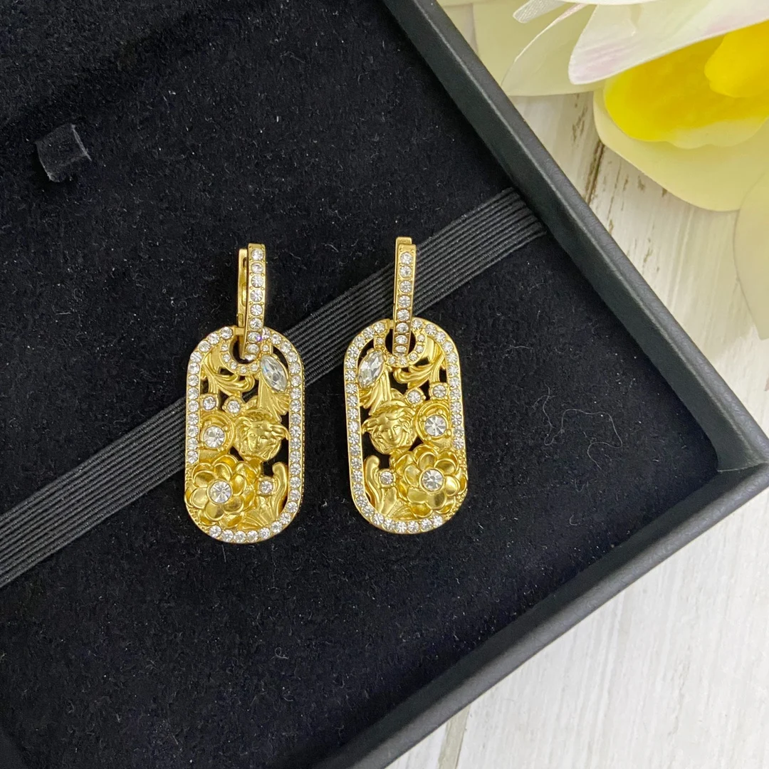 

European and American retro temperament carved stud earrings