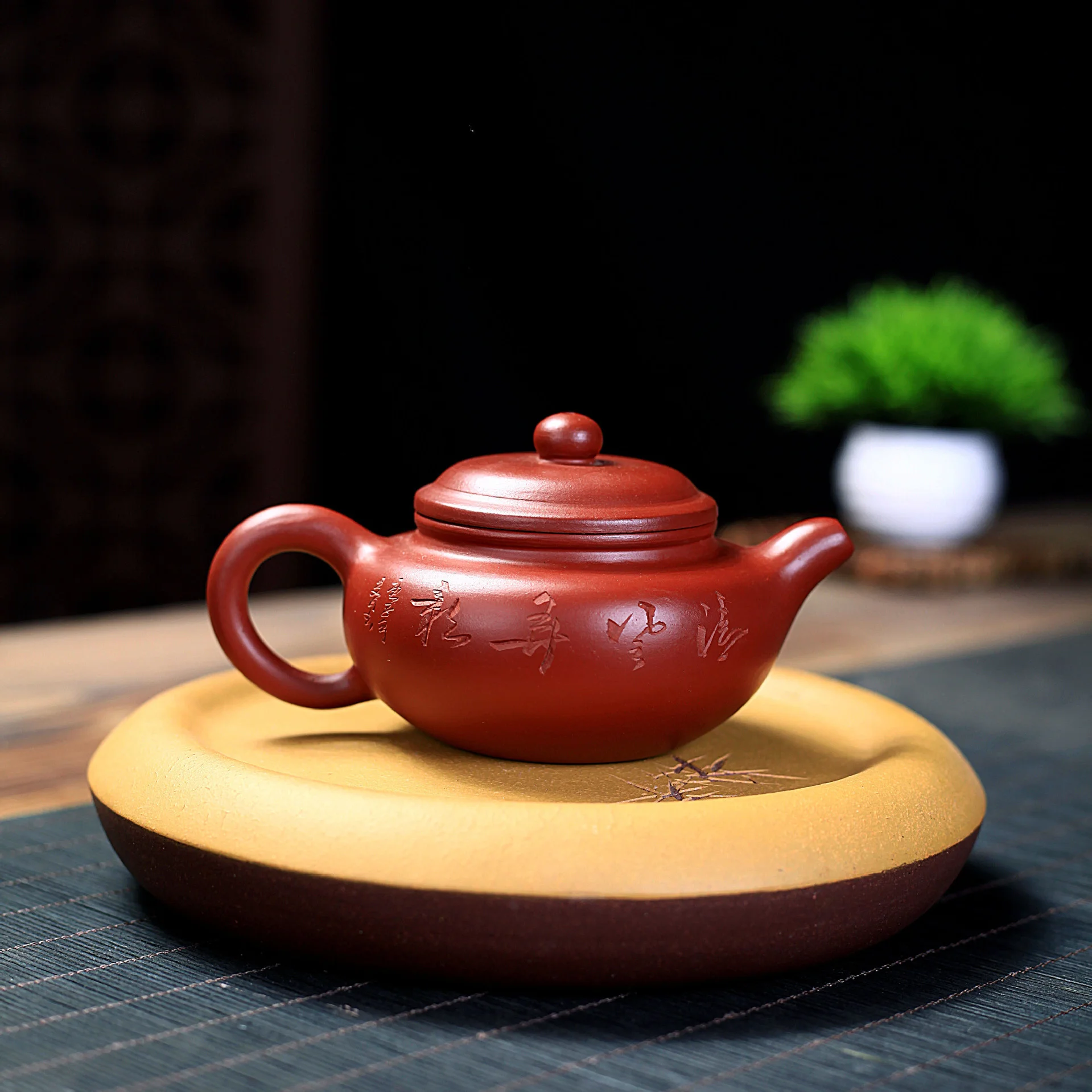 

Authentic Yixing purple clay pot famous pure handmade tea pot single Kung Fu tea set carved bamboo leaves Qingqu antique pot
