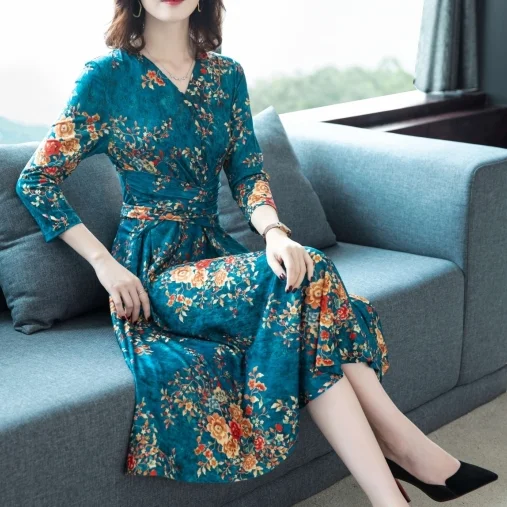 Женское трикотажное платье облегающее с V-образным вырезом присборенной талией