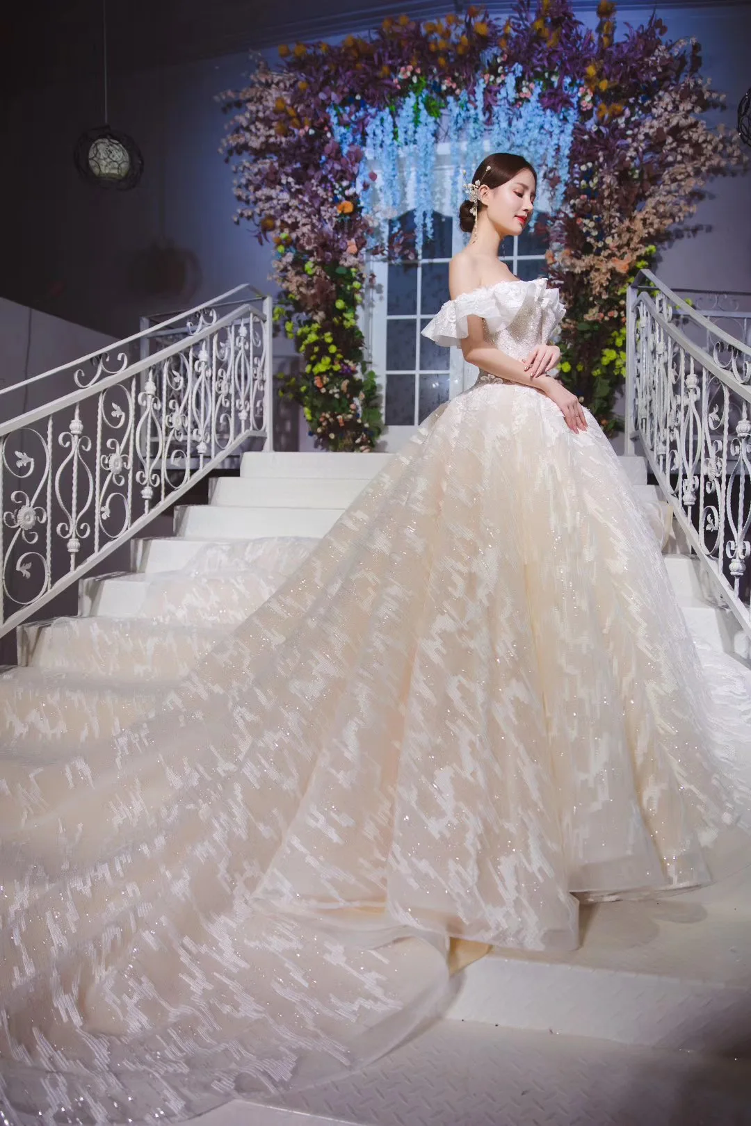

Glitters Crystals Ball Gown Wedding Dresses Embroidery Boat Neckline 1.5 Beading Pearl Floral High Quality Amazing Bridal Gowns