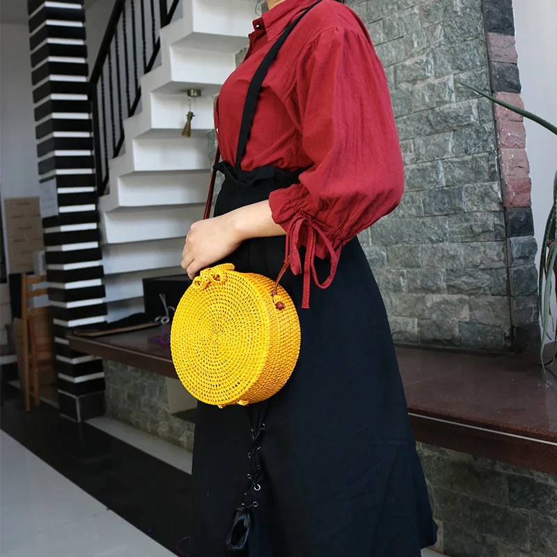 Женская круглая соломенная сумка летняя разноцветная плетеная пляжная из