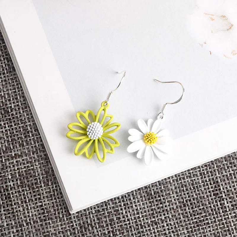 

Flower wind asymmetric small daisy earrings new earrings earrings