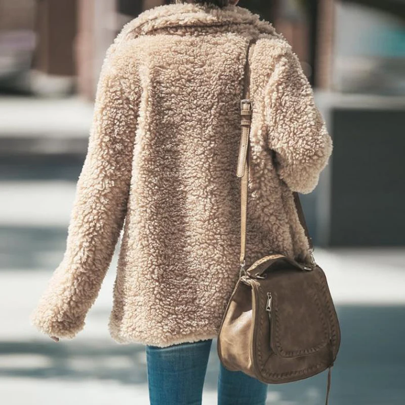 Женское пушистое пальто из искусственного меха теплое с капюшоном и длинным