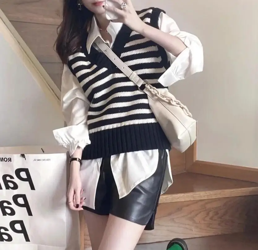 

Autumn and Winter New Style V-neck Classic Black and White Striped Knitted Vest