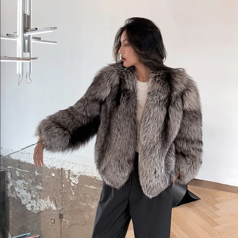 Женская короткая шуба из натурального меха черно бурой лисы теплая зимняя