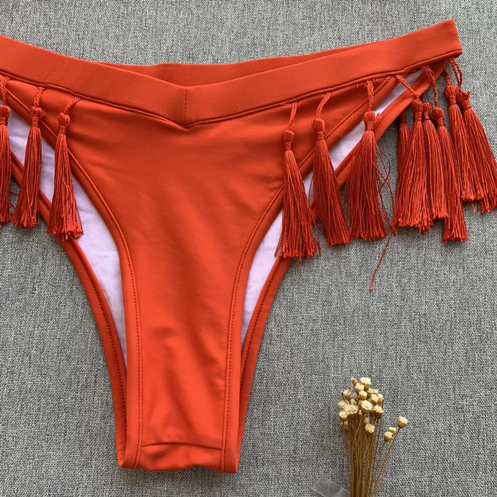 Женский купальный костюм винно красный с открытыми плечами и кисточками пляжная