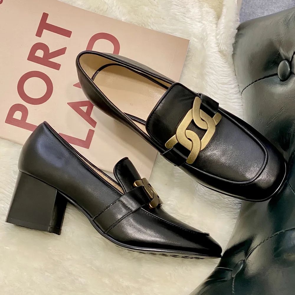 

Женская обувь; Натуральная кожа; Обувь на высоком толстом каблуке с квадратным носком, без шнуровки, туфли-лодочки с цепочкой украшения четы...