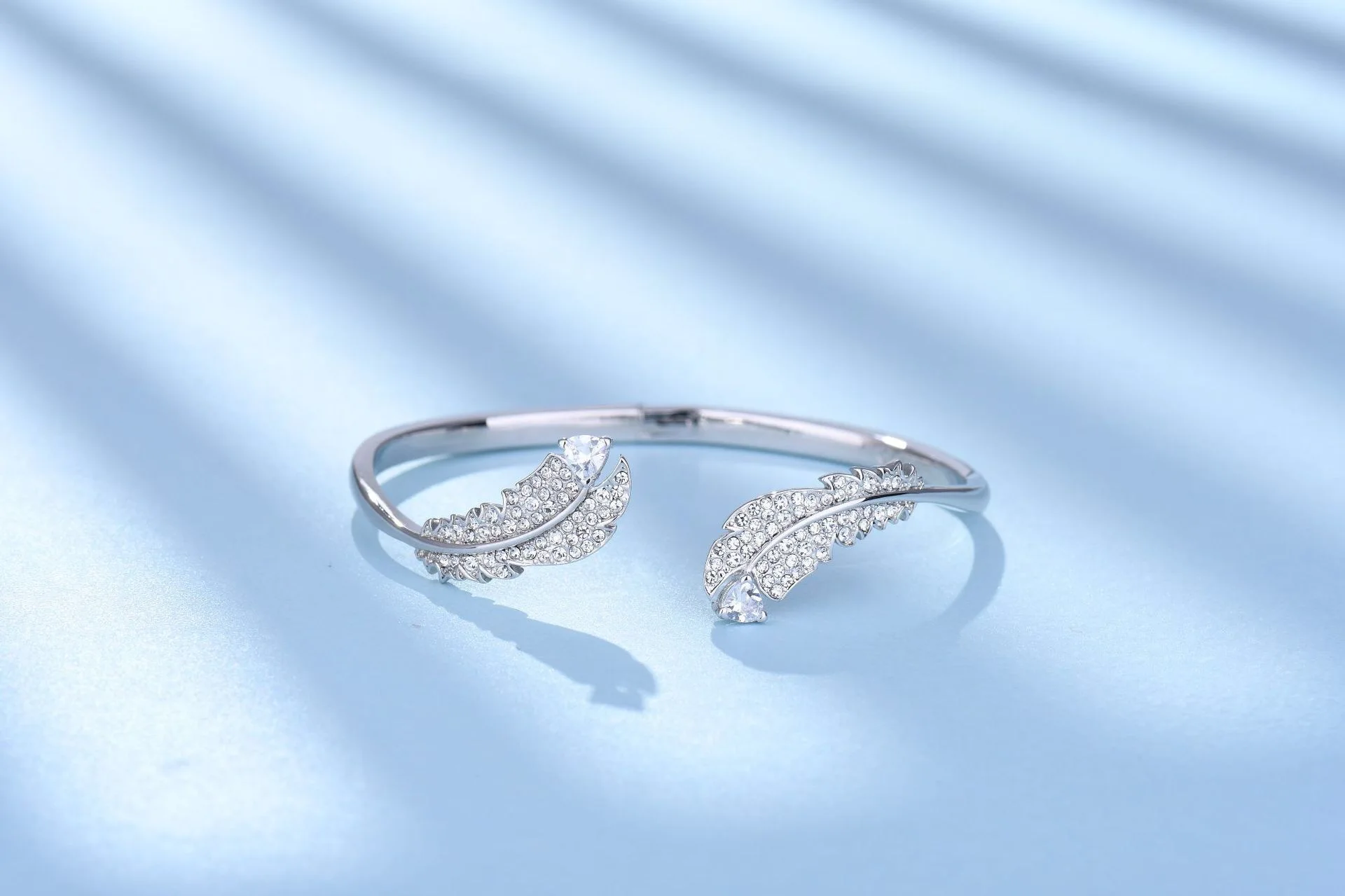 

The latest European fashion jewelry feather light element Crystals From Austrian female diamond bracelet opening feather design