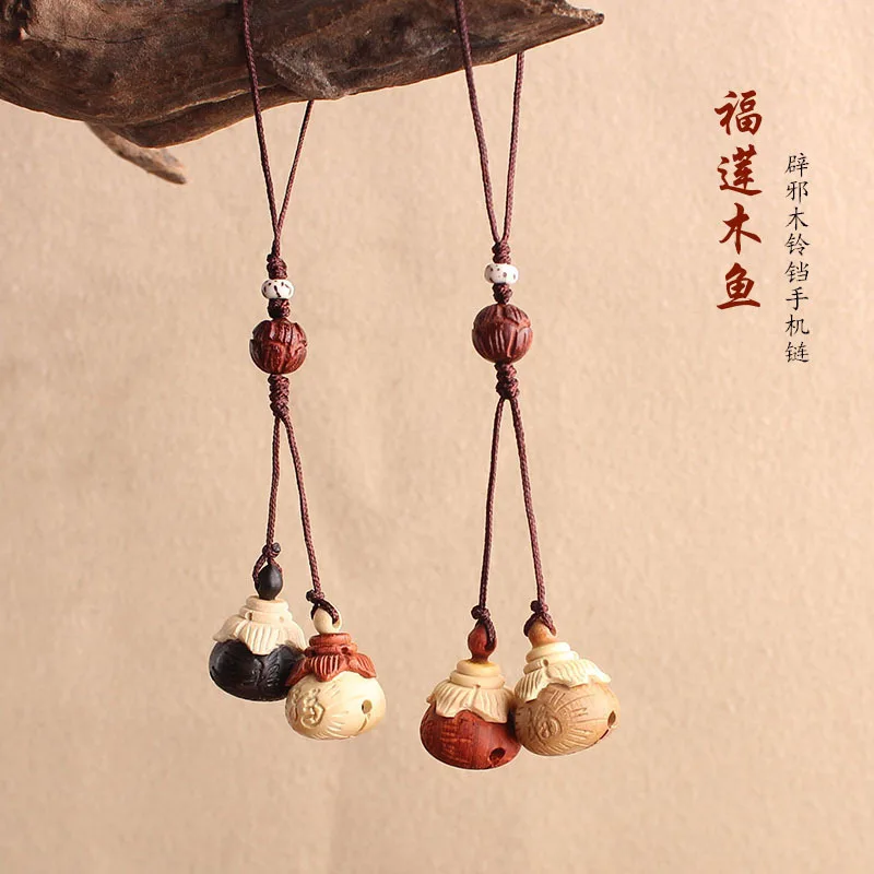 

Natural wood Put tail fish peach wood keychains key ring for unisex key car handbag decorate animal fish keychain jewelry