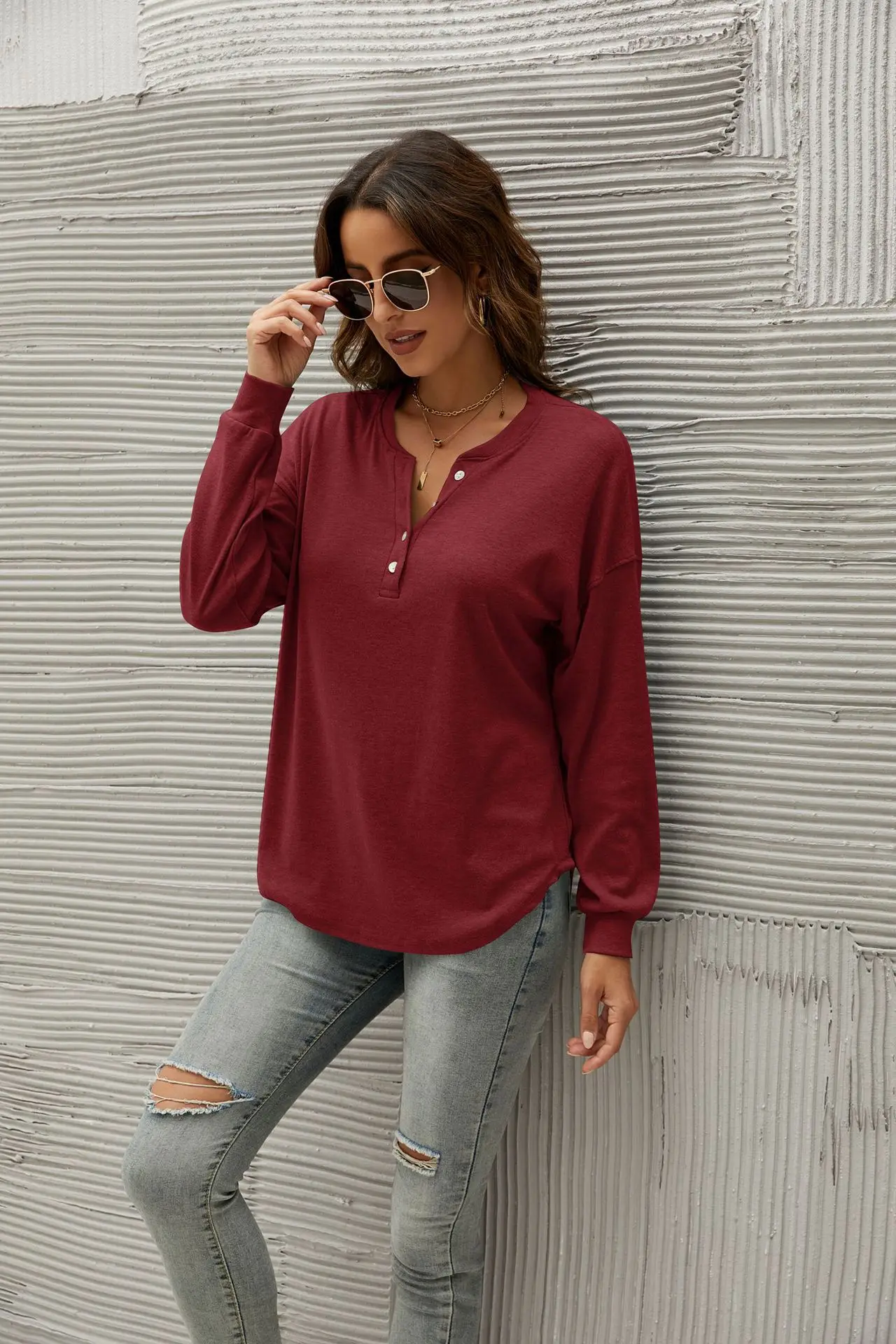 

Женская футболка с коротким рукавом, V-образным вырезом и принтом