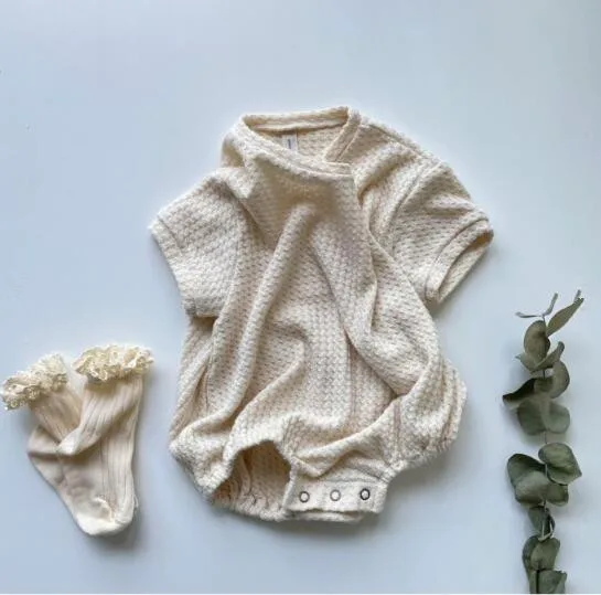 Детский комбинезон в клетку хлопковый с коротким рукавом и вафельным принтом