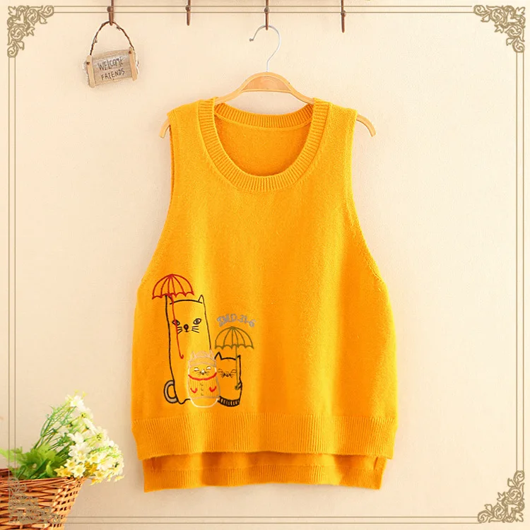 Женский трикотажный жилет с круглым вырезом на раннюю осень |