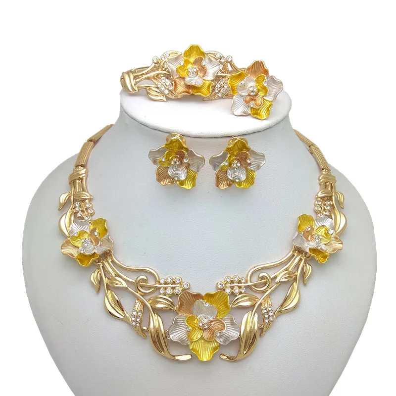 Женский комплект ювелирных изделий из браслета и сережек золотого цвета в