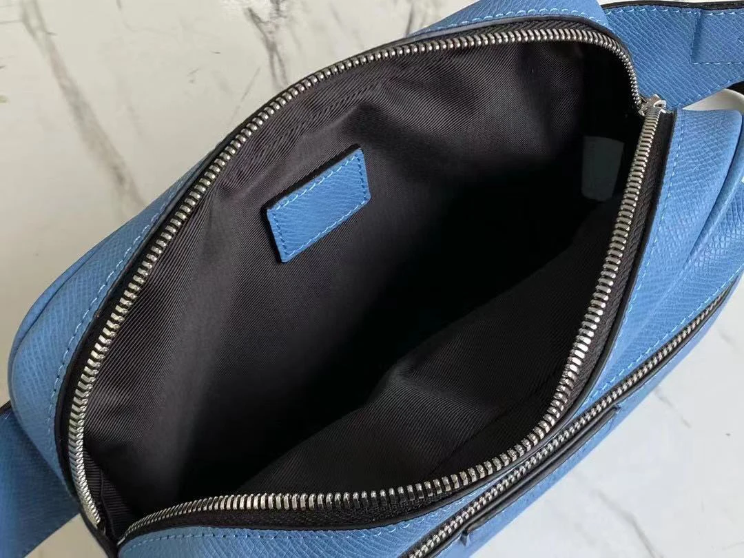 

The new waist bag comes from the urban handbag series with the same color canvas and leather classic stitching messenger handbag