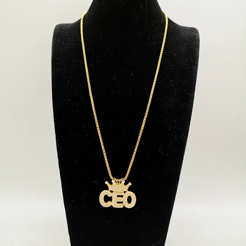 Ожерелье с подвеской в виде короны украшенной сверкающими украшениями |