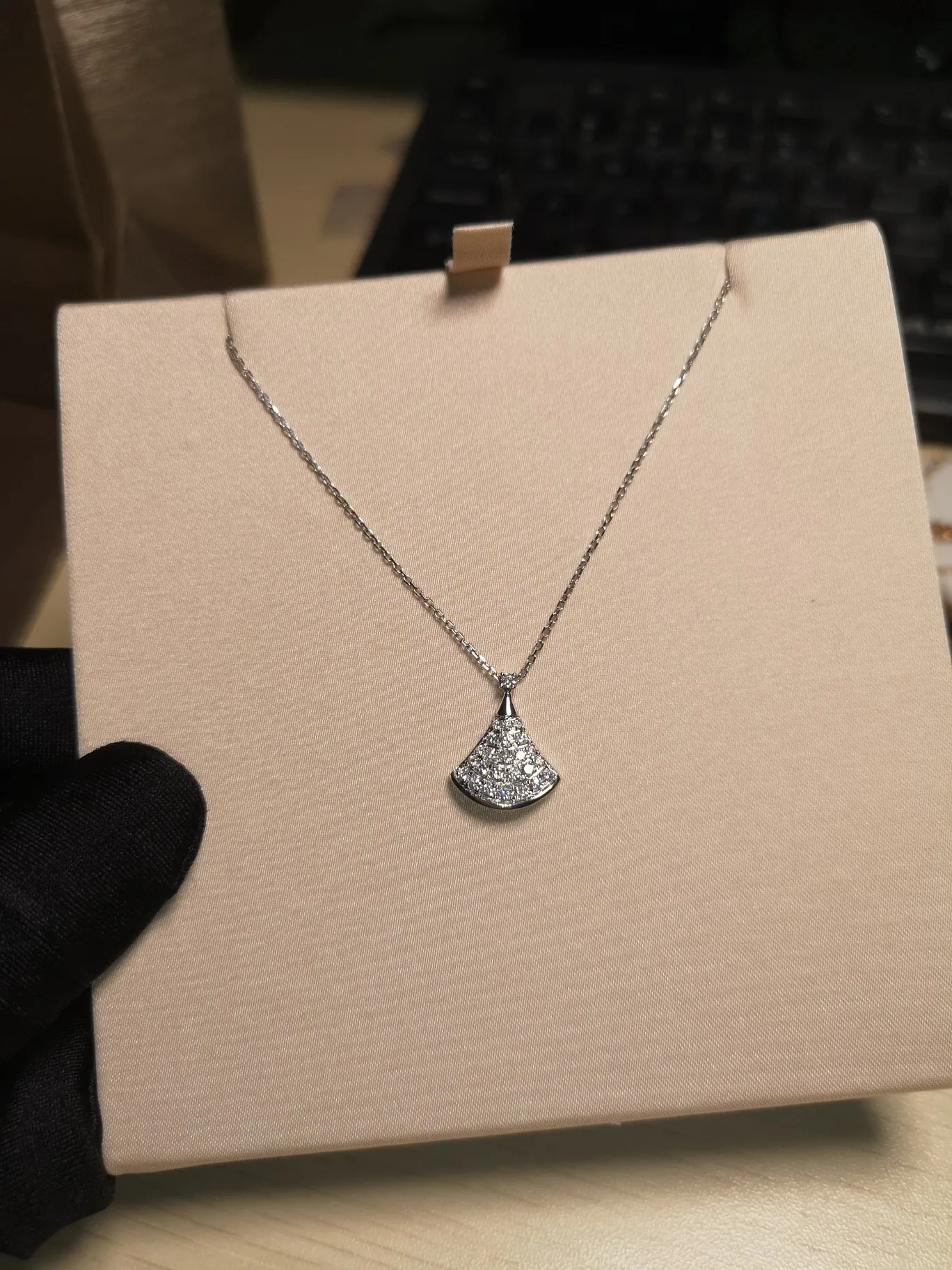 

High quality full diamond BV small dress necklace 925 sterling silver full diamond pink fan-shaped banquet with clear logo
