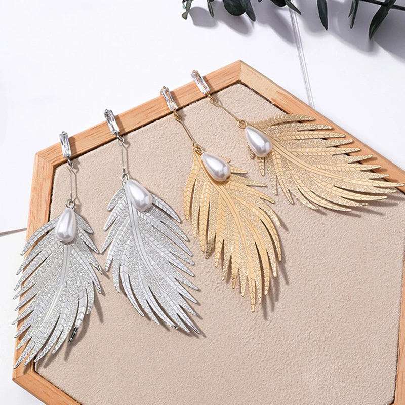 Серьги-подвески женские серебряного цвета с перьями и искусственным жемчугом |