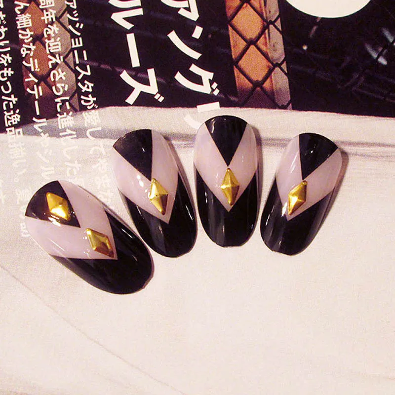 24 pcs Black Transparent Finished Fake Nails with Rivet Designs Round fake press on nails Full Cover artificial nails with glue