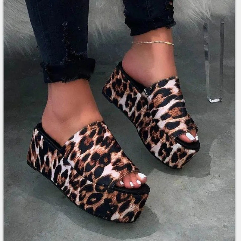 

2020 Summer new sandals leopard pattern shallow suede leisure wedge sandals outdoor leisure walk flat slippers zapatos de mujer