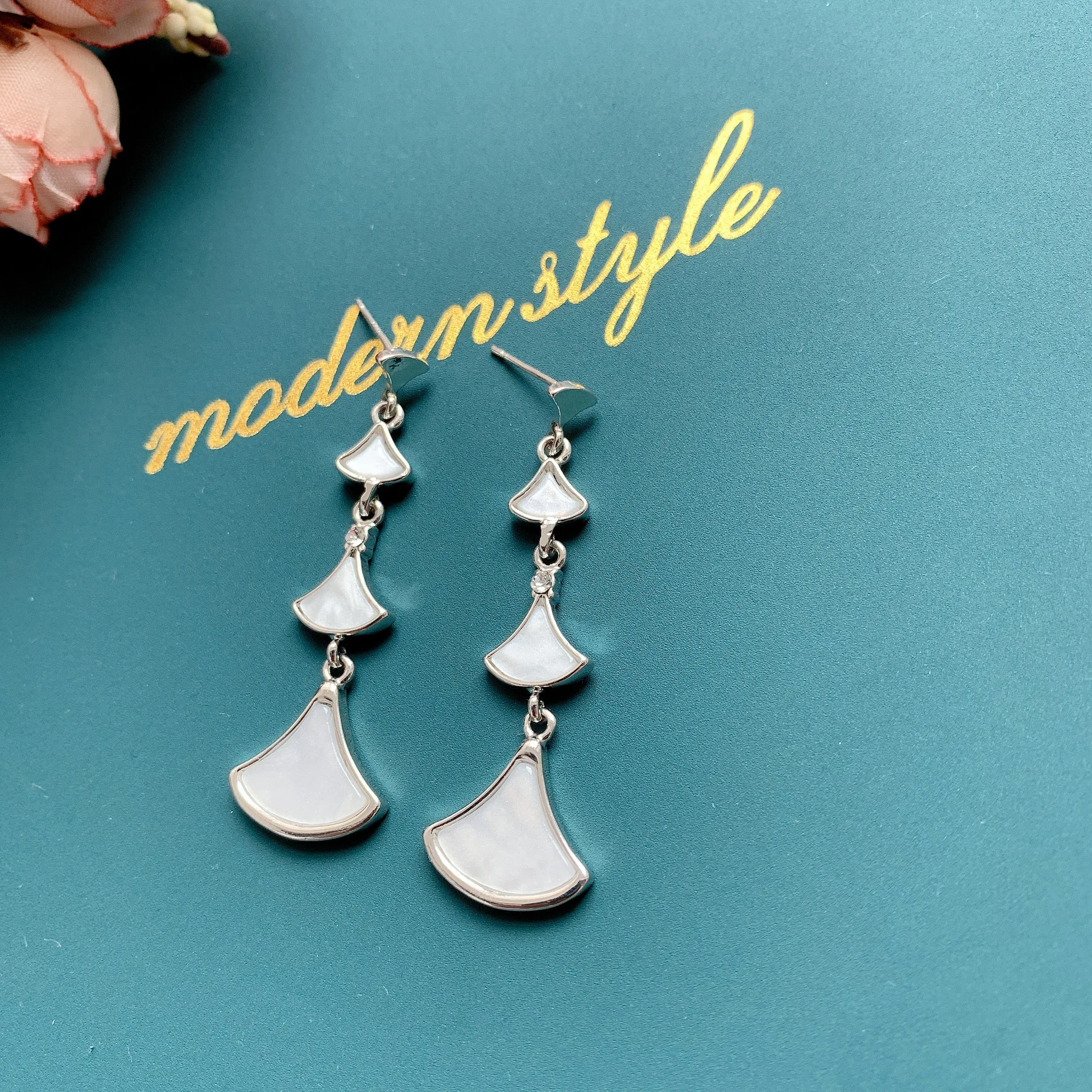 

European and American alloy tide geometric earrings ladies temperament fan-shaped shell long earrings