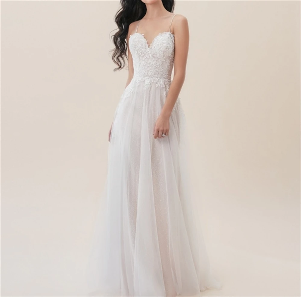 Простые сексуальные платья цвета слоновой кости на тонких бретельках с вырезом